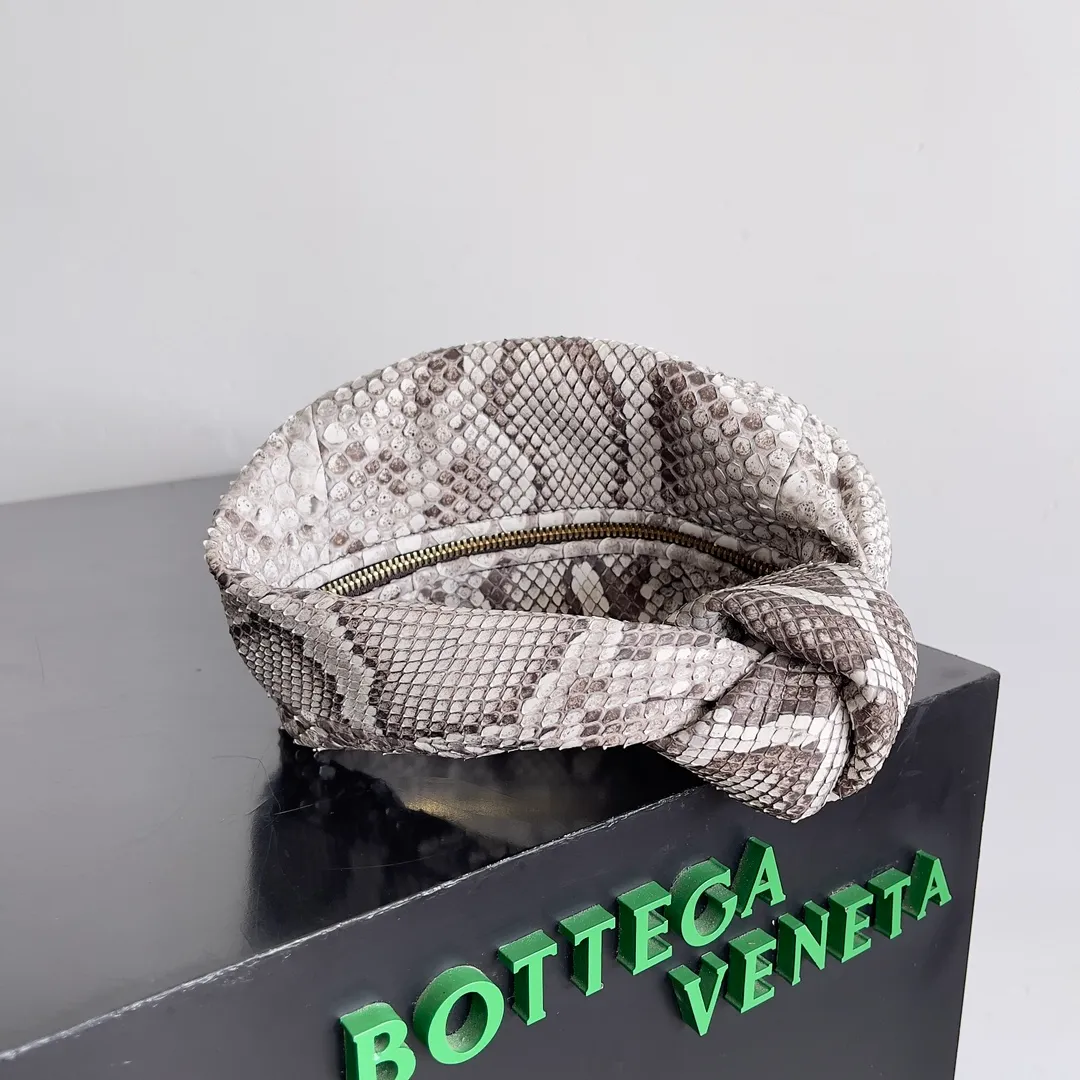 Batch 2760 Bottega Veneta python skin Jodie, this kind of rare leather bag always makes people feel difficult to control, but in fact, the simpler the clothes, the more natural and wild beauty of the bag can be shown. Jodie is a classic model of BV family. This time the python skin breaks the original cute and sweet style. It must be said that the designer's bold attempt has created a different kind of beauty. The representative spirit of python is strength and mystery, which corresponds to the beautiful quality of modern women's independence and strength. Style number: 789246 Size: 23*15*5cm